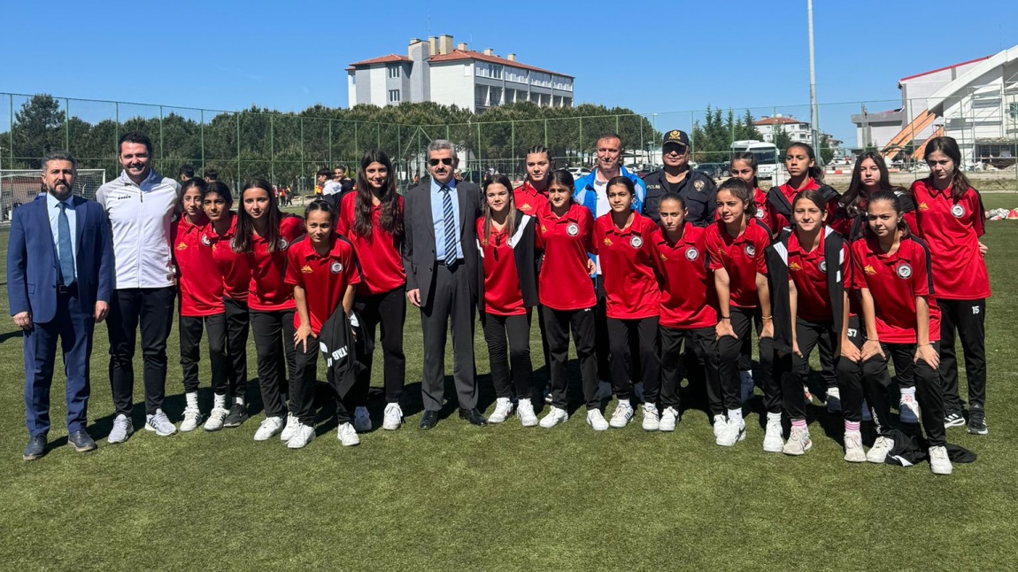Okul kız futbol takımımız Uşak'da yapılacak olan okul sporları yıldız kızlar Türkiye birinciliği müsabakaları için yola çıktı.Kızlarımıza başarılar diliyoruz.