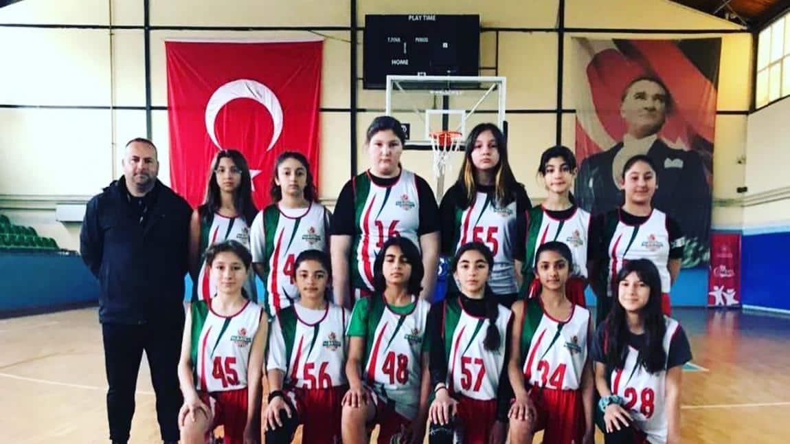 İzmir Okul Sporları Basketbol küçük kızlar kategorisinde takımımız  çeyrek finalde. Kızlarımızı ve öğretmenimiz Engin KUZU'yu tebrik ediyoruz ve başarılarının devamını diliyoruz.